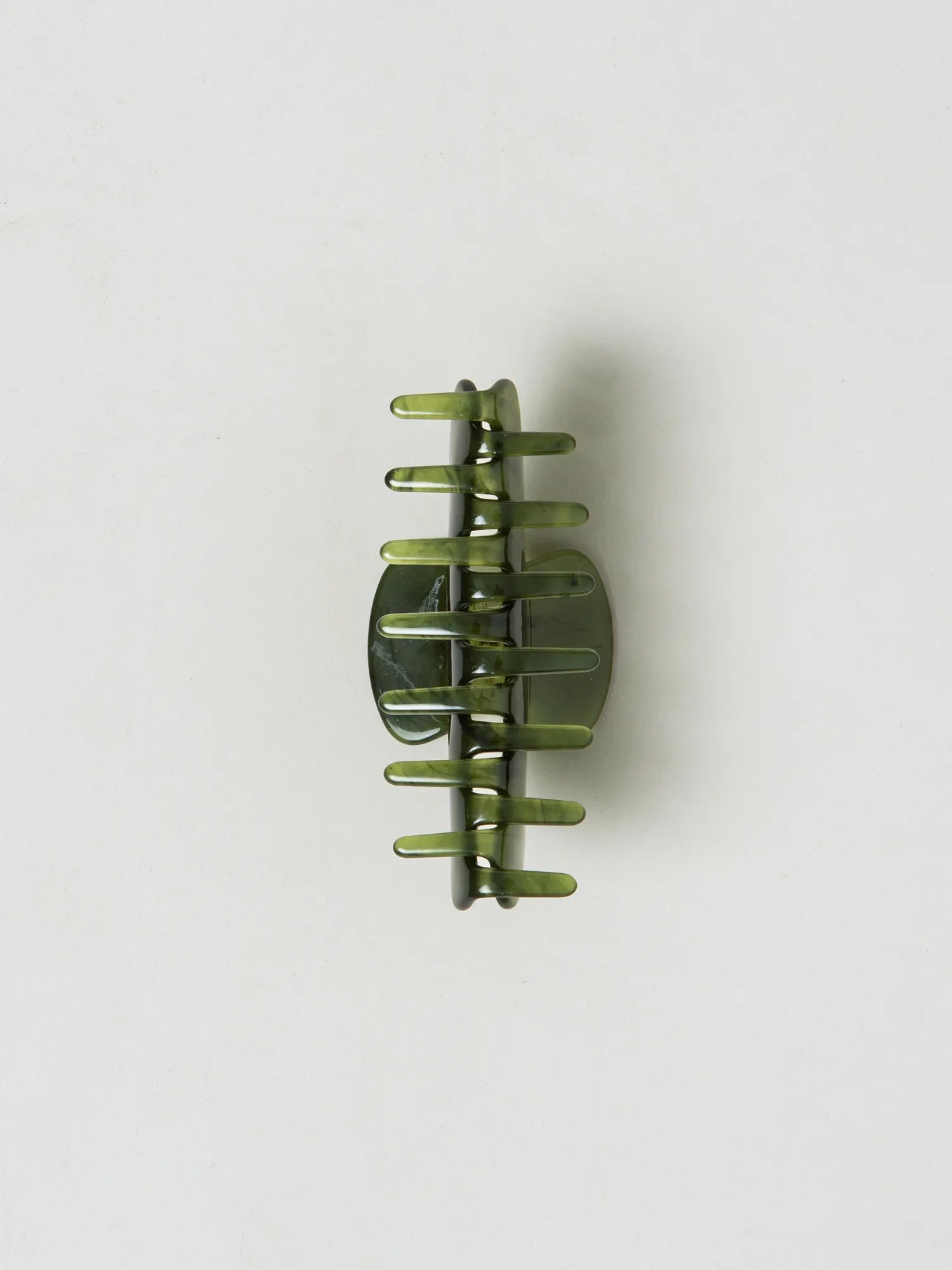 Rear view of the translucent green HINU Rimu Claw Clip showing its teeth