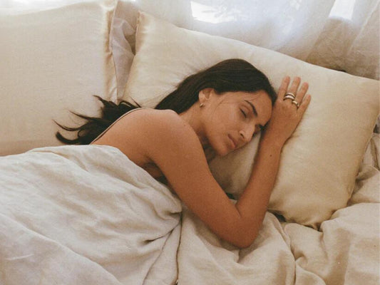 5 Reasons to Switch to a Silk Pillowcase for Healthier Hair